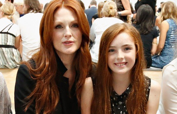 Ista mama: Džulijan Mur sa ćerkom na Nedelji mode
