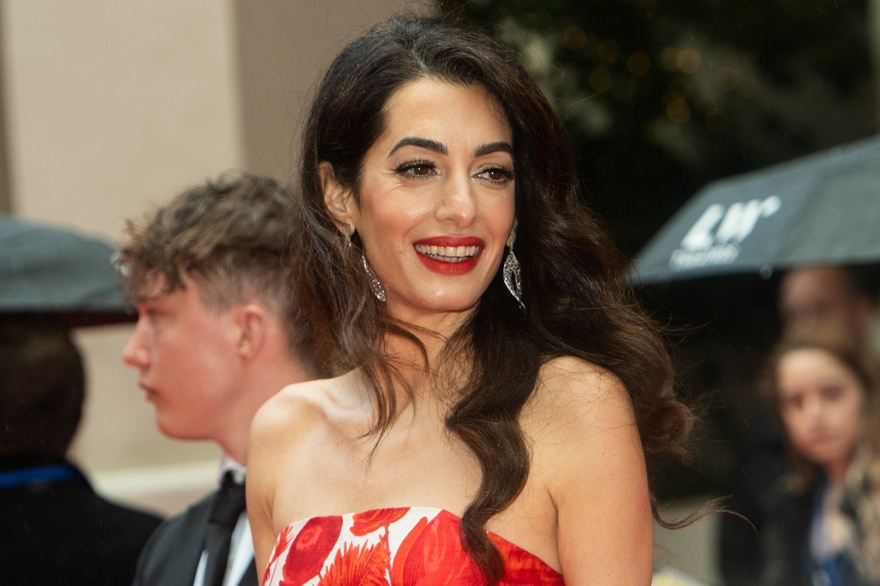 Romantična haljina Amal Kluni