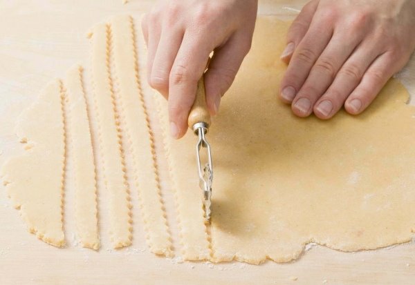 Kako se pravi ukrasna korica u obliku mrežice: recept za hrskavu pitu od jabuka