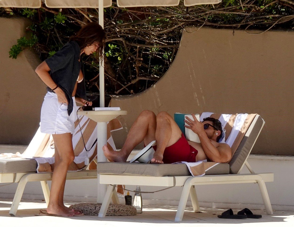 Džejms Franko i Izabel Pakzad uslikani na bazenu