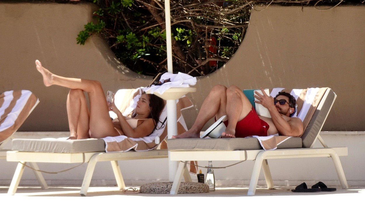 Džejms Franko i Izabel Pakzad uslikani na bazenu