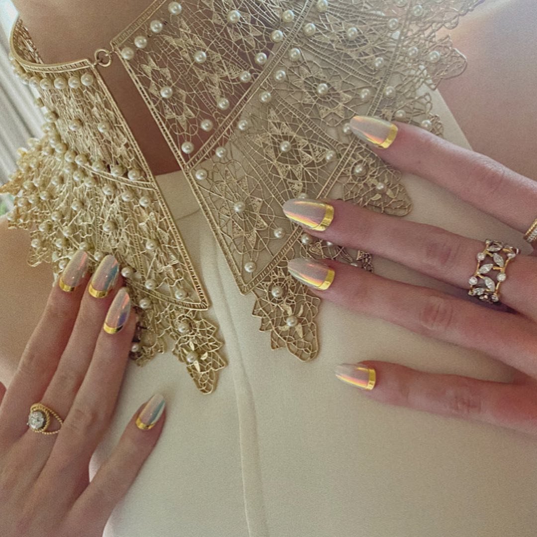 frenc nokti manikir zlatna boja