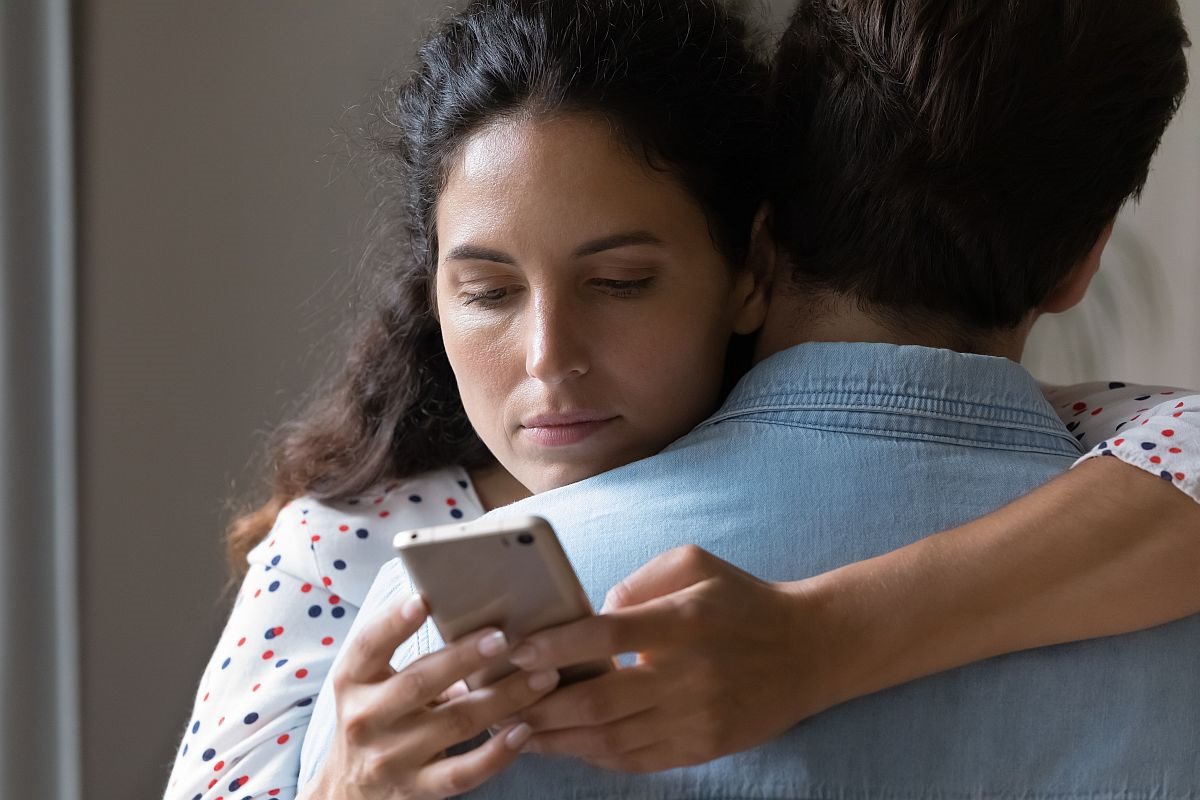 zena gleda mobilni telefon muza