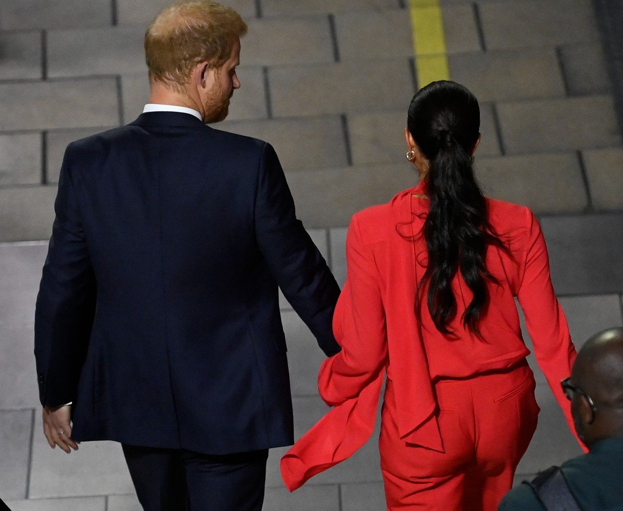 Megan Markl u crvenom odelu