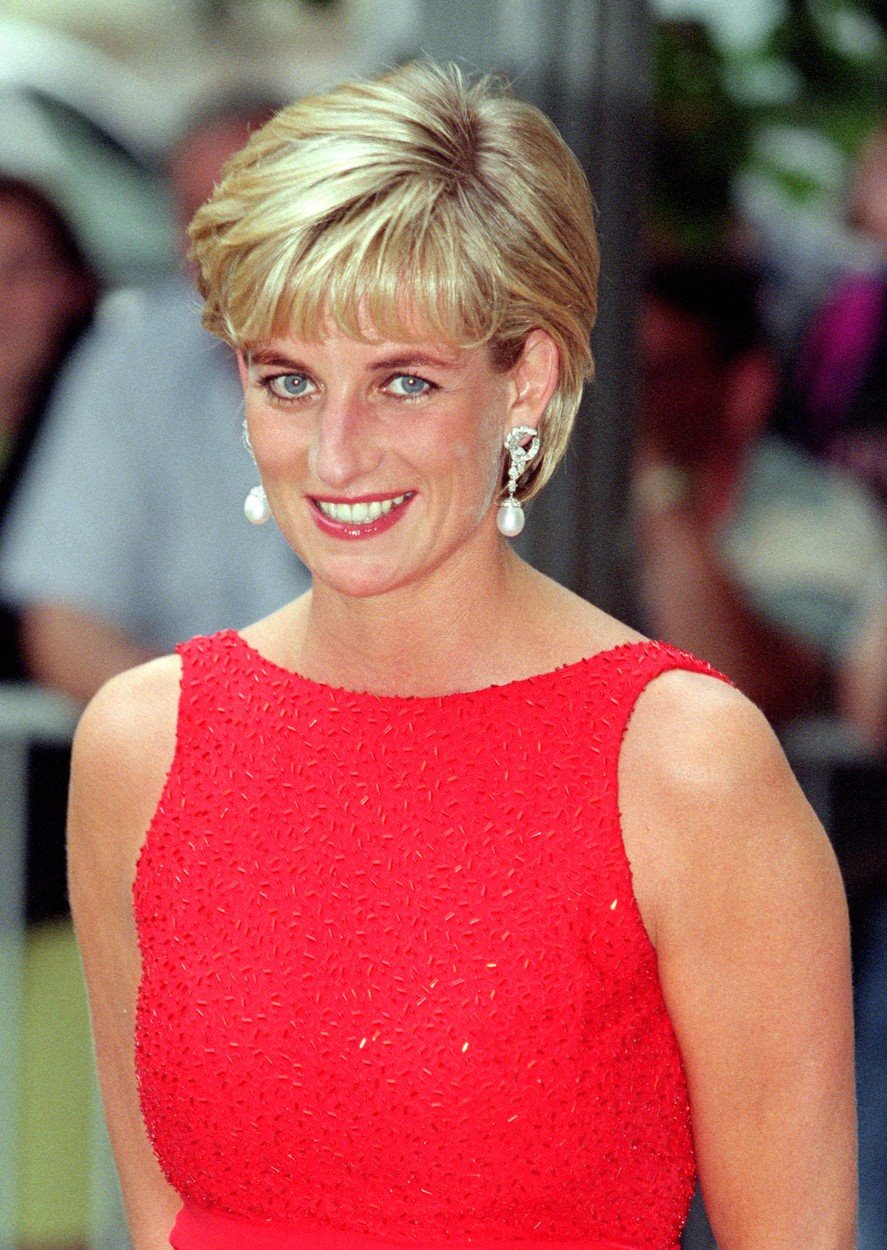 Megan Markl u crvenom odelu