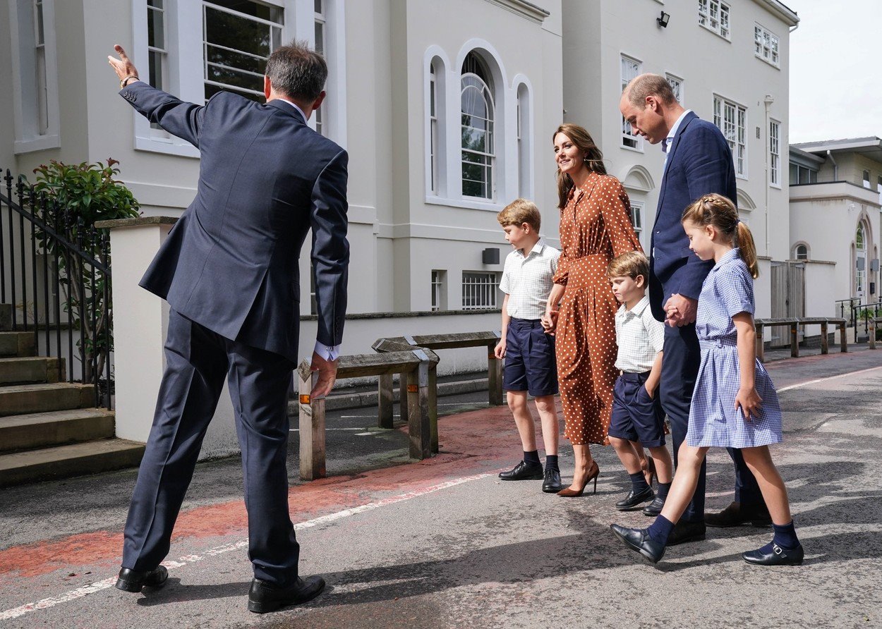 Kejt i Vilijam snimljeni kako vode decu u školu
