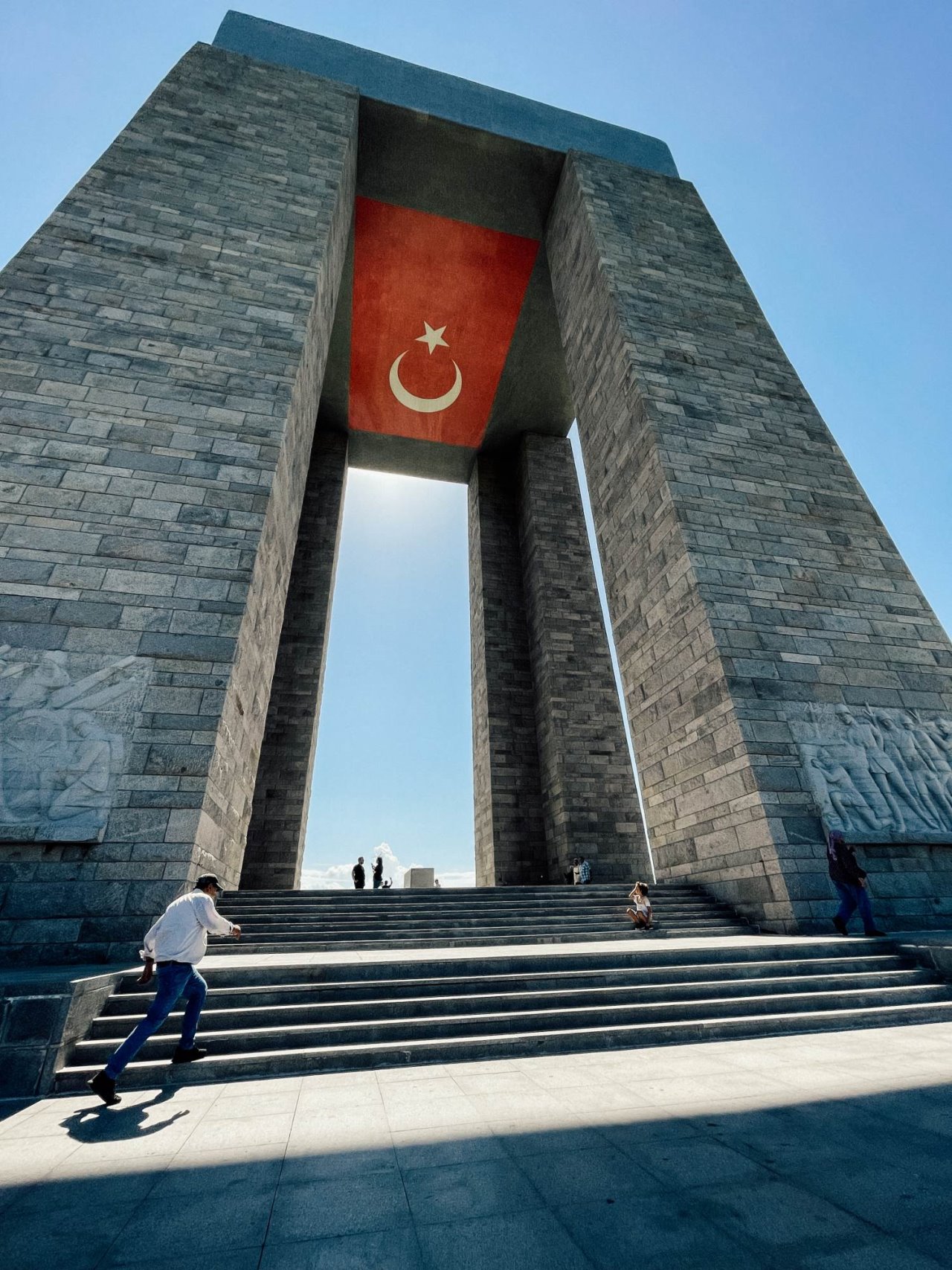 Covek-ispred-memorijalnog-spomenika-na-Galipolju-Canakkale-Martyrs_-memorial-.jpg