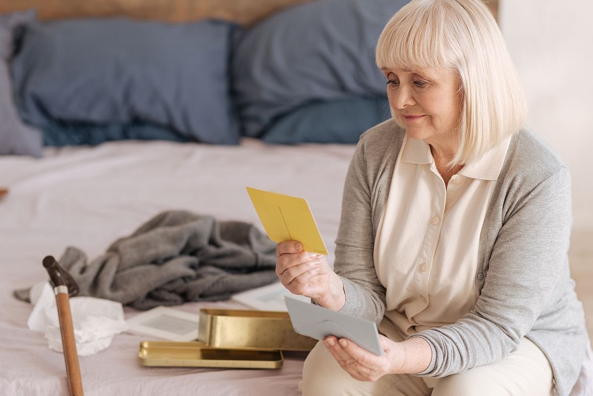 starija zena sa slikom pamcenje.jpg