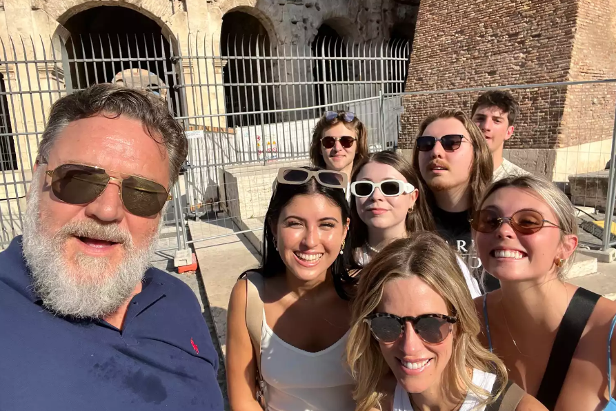 rasel krou britni teriot tviter.png