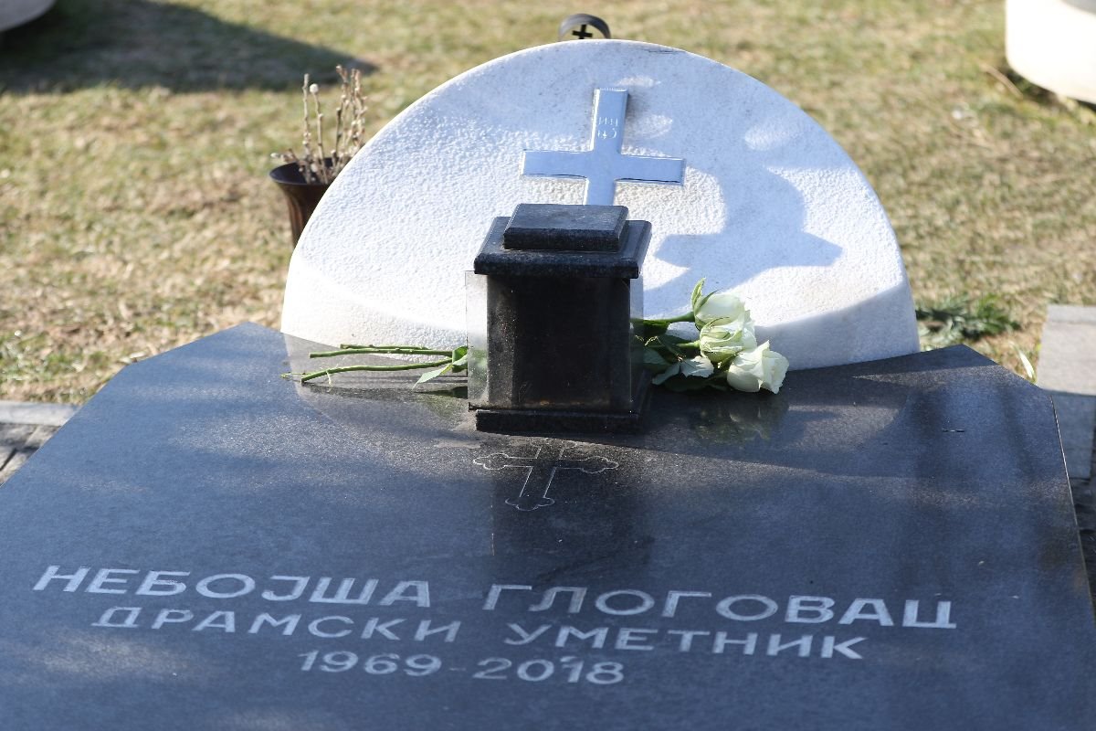grob nebojse glogovca novo groblje.jpg