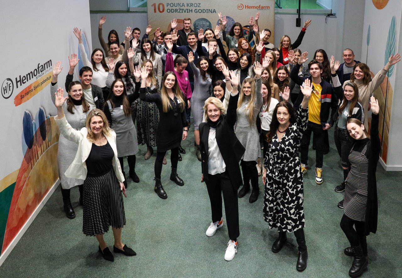 Photo 2 - Hemofarm fondacija i stipendisti (zajednička fotografija).jpg