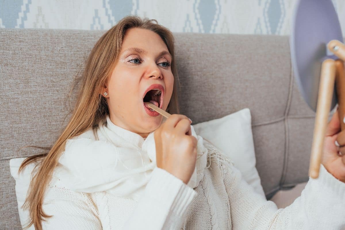 zena pregleda jezik-min.jpg