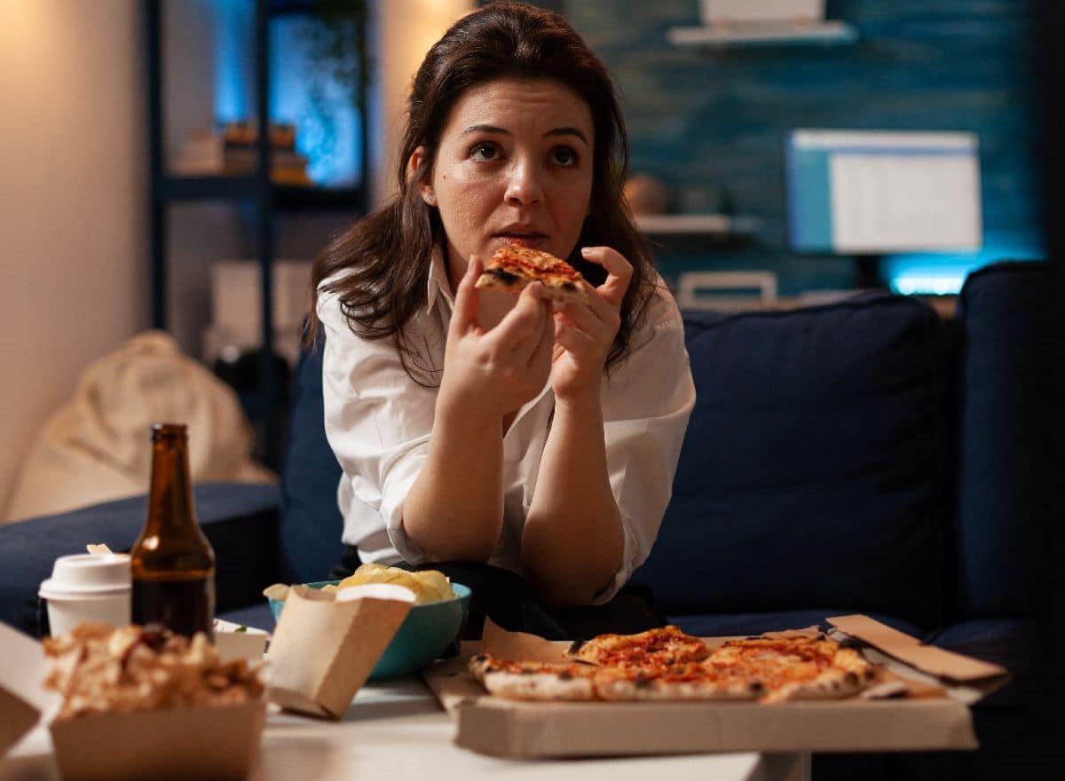 zena jede picu-min.jpg