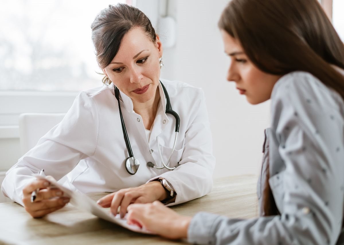 mlada zena kod lekara.jpg