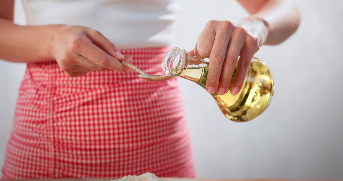 zena sipa ulje u salatu.jpg