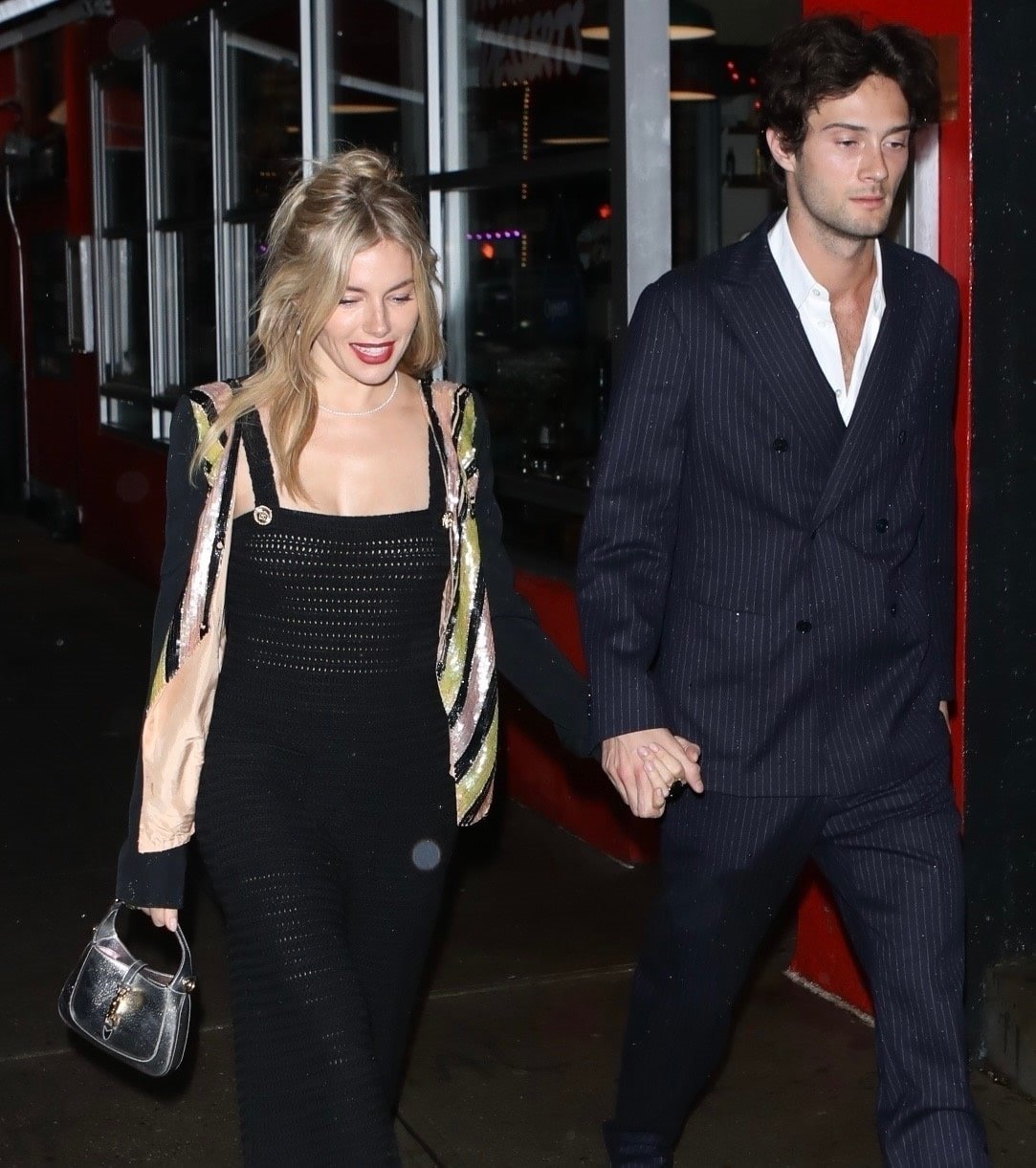 Sijena Miler u modernim kožnim pantalonama