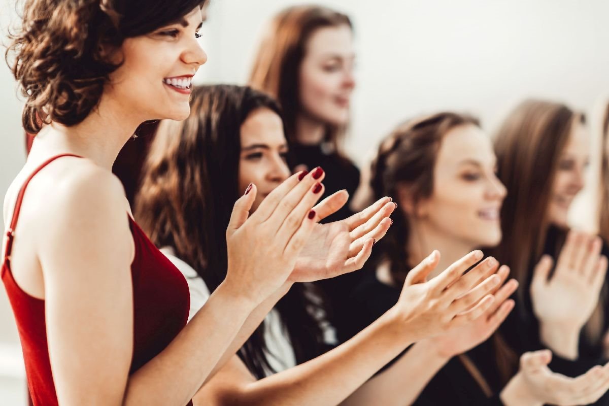 zene aplaudiraju-min.jpg