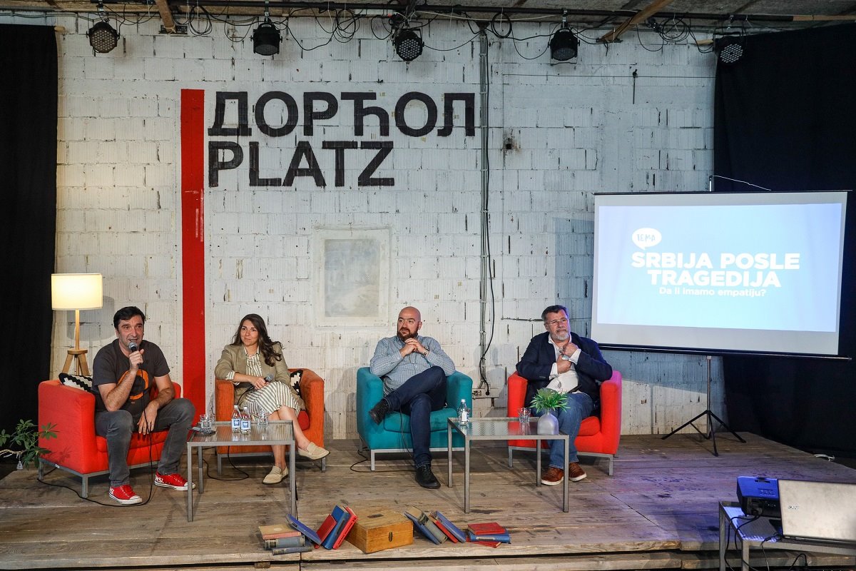 Učesnici tribine Na kafi sa psihologom - Hemofarm fondacija(1).jpg