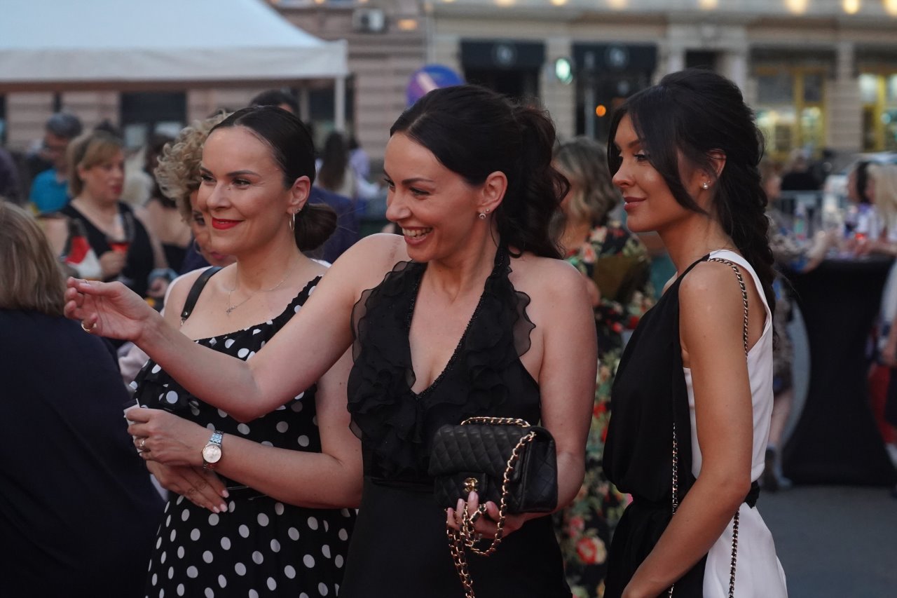 Sloboda, Dragana i Mirjana Mićalović