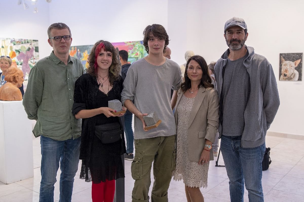 Nagrađeni studenti i predstavnici Telekoma Srbija.jpg