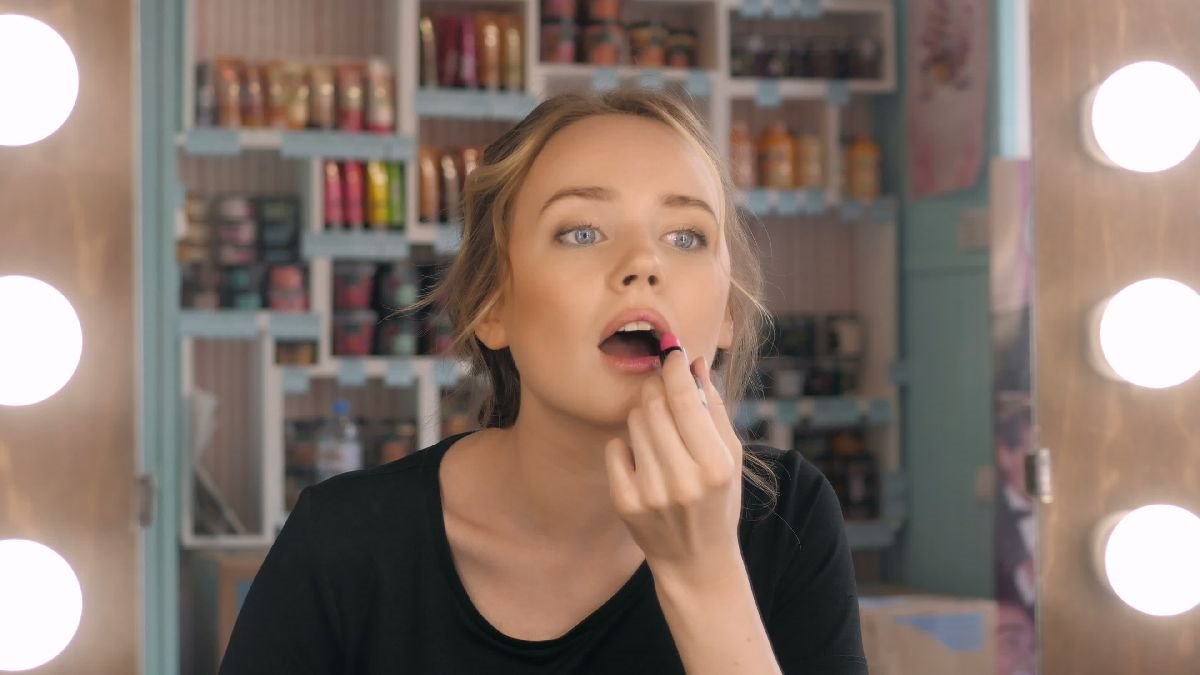 zena stavlja karmin.jpg