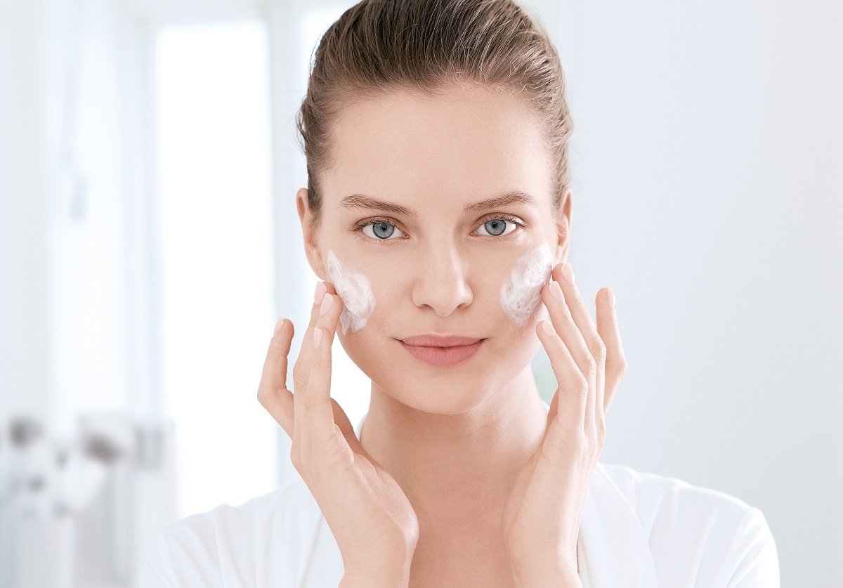 DermoPure_woman_cleans_face_foam_.jpg