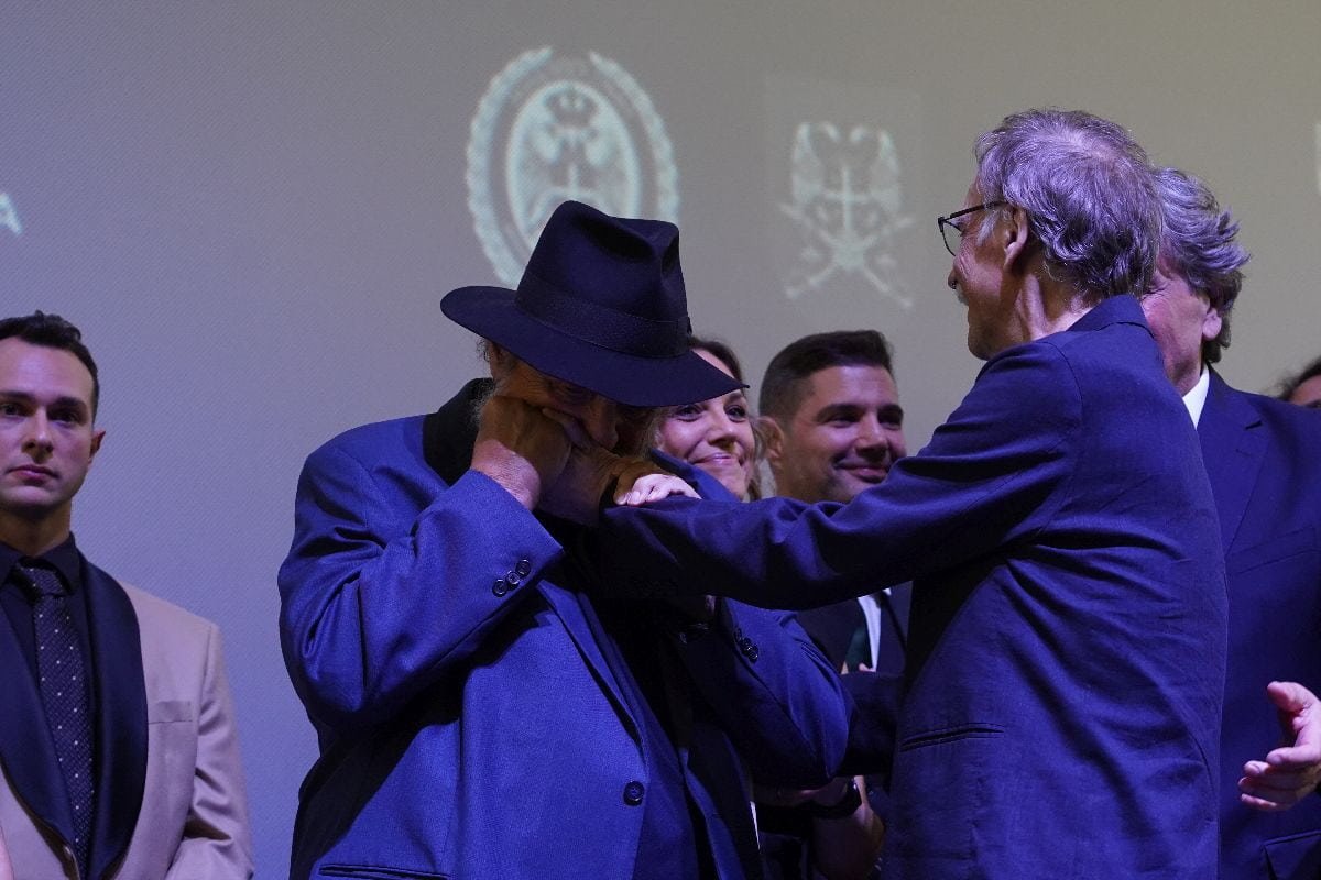 petar bozovic ljubi ruku zarku lausevicu-min.jpg