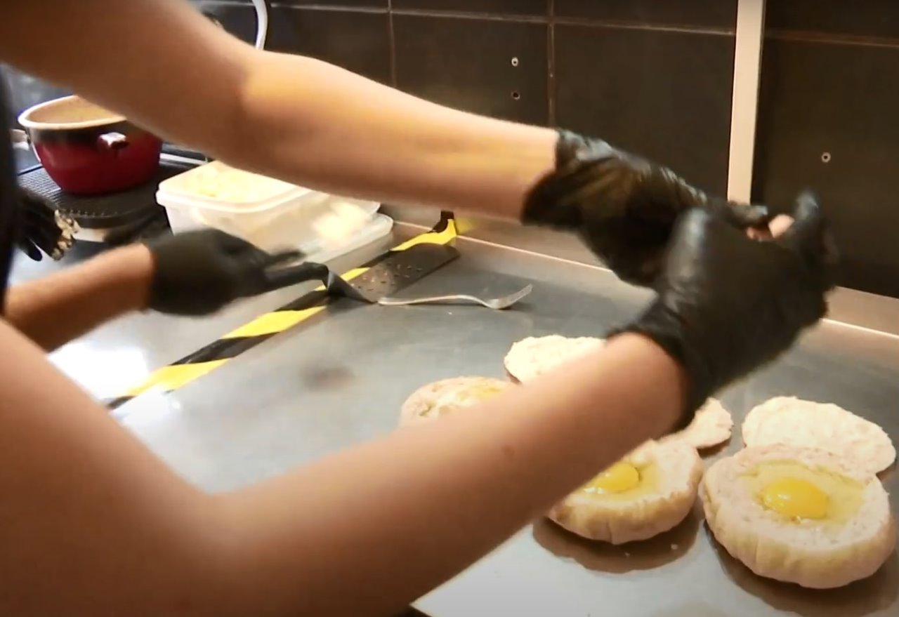 spankinja pravi lepinju s kajmakom 2-min.jpg