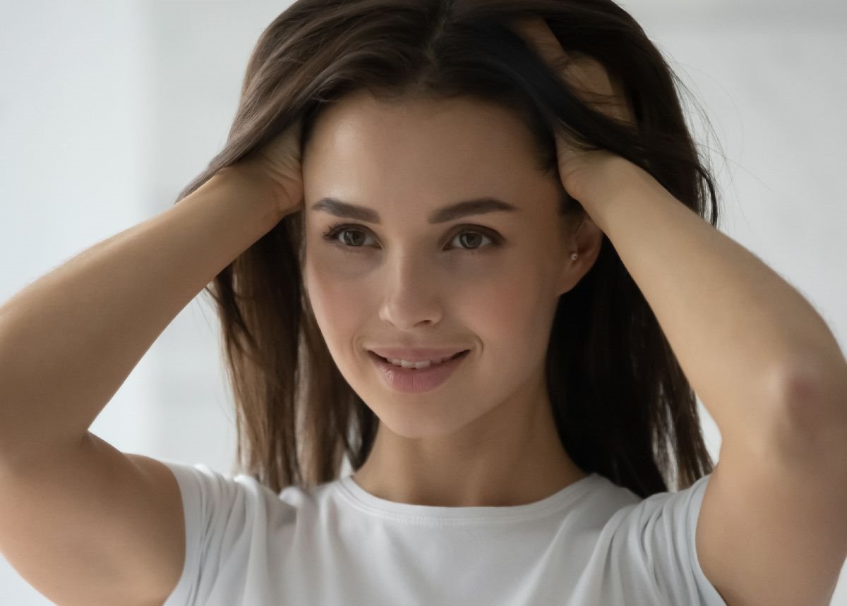 zena sa gustom smedjom kosom.jpg