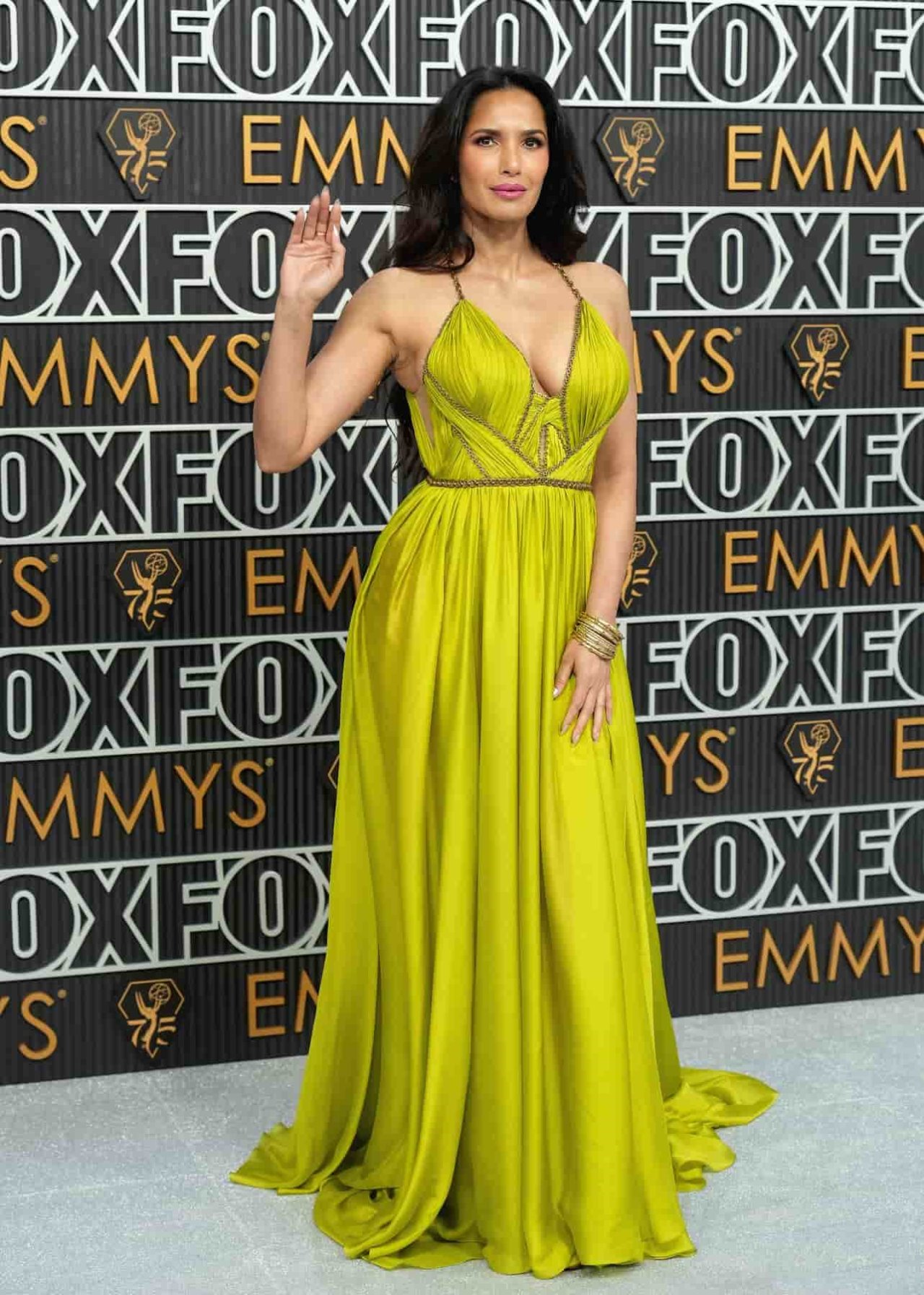 moderne haljine emi nagrade padma laksmi 0837483396-min.jpg