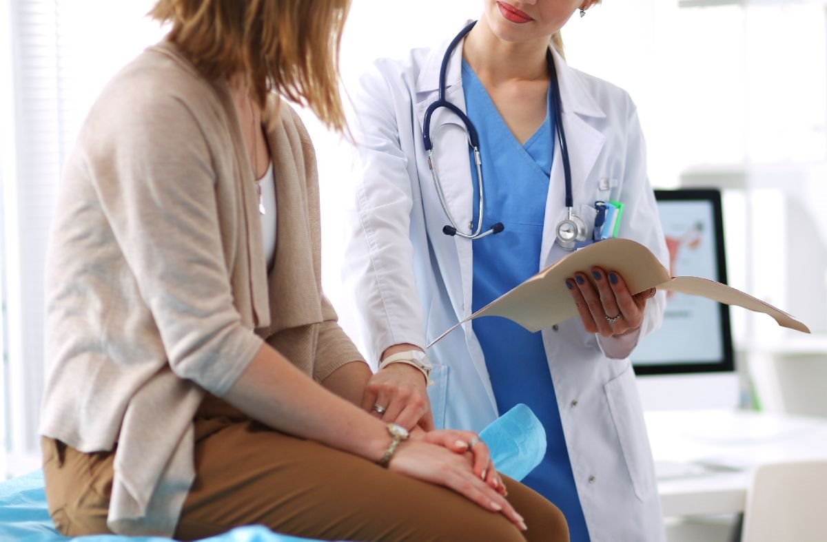 doktorka pregleda zenu.jpg