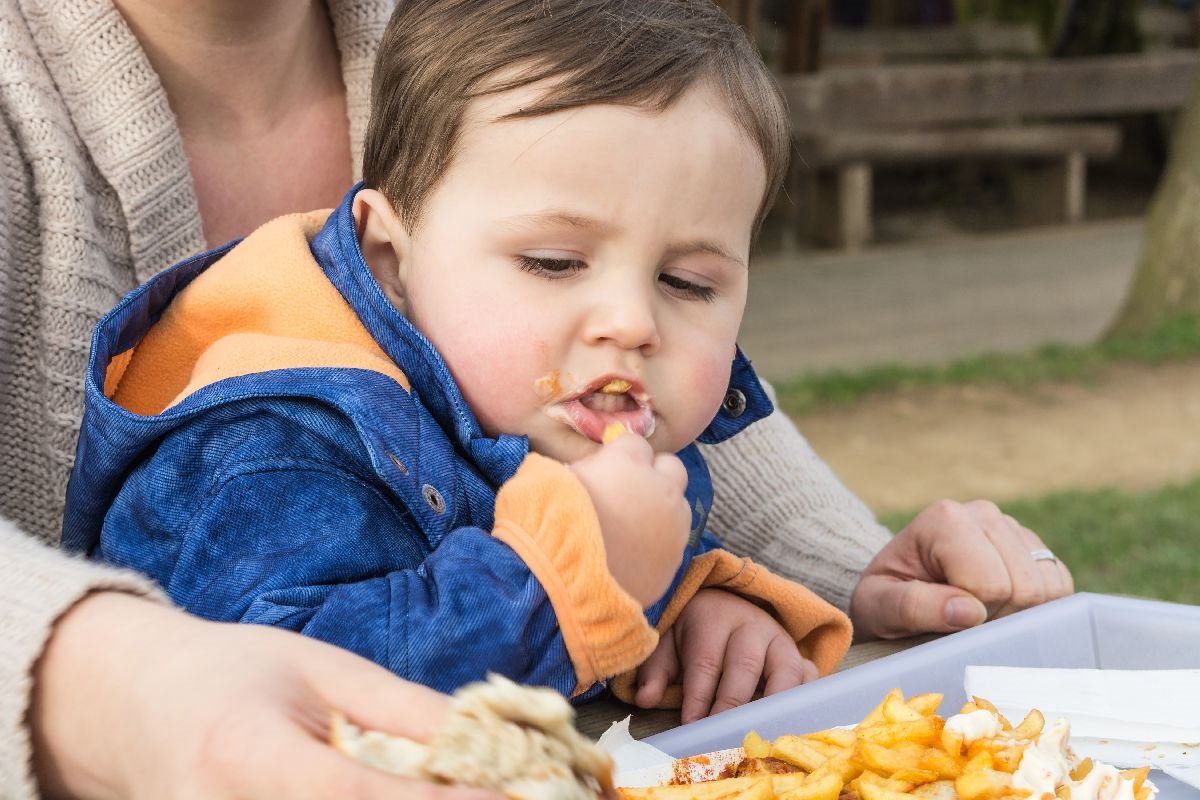 dete jede masnu hranu visok holesterol.jpg