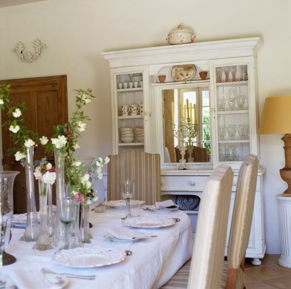 Inspiracija za uređenje enterijera u svetlim bojama: mediteranska vila za uživanje