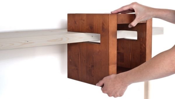 Praktična polica za uske hodnike