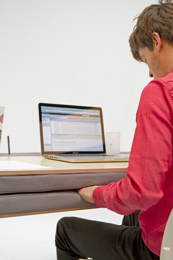 Praktičan sto sa tapaciranim elementima