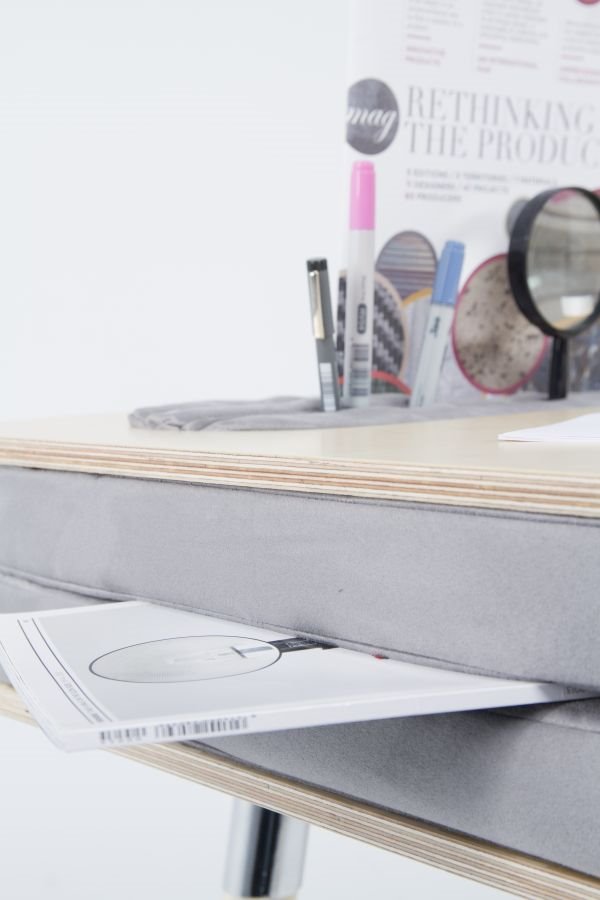 Praktičan sto sa tapaciranim elementima