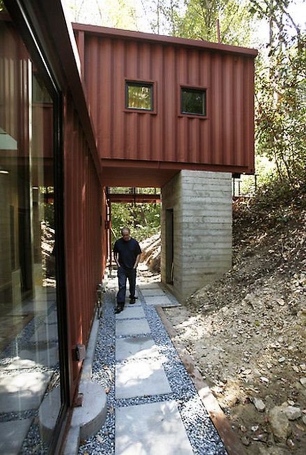 Kuća od metalnih kontejnera za transport