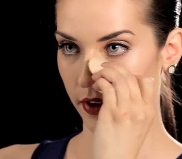 Magija profesionalnih šminkera: kako da, u 3 poteza, vizuelno smanjite nos