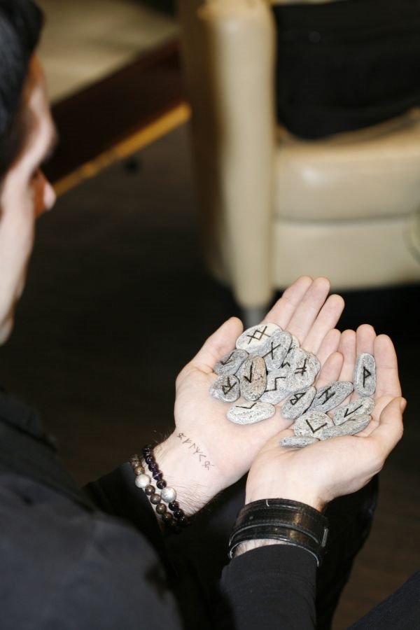 Proricanje sudbine pomoću magičnih runa