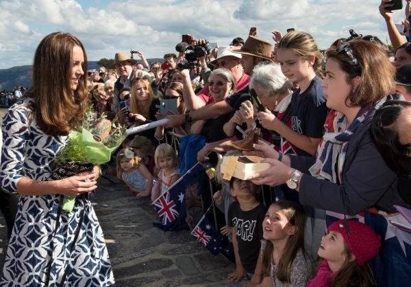 Modni rekord Kejt Midlton: haljina sa Plavih planina rasprodata za samo 8 minuta!