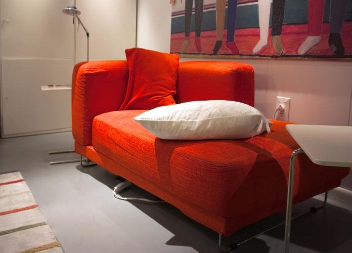 Neprolazna crvena sofa