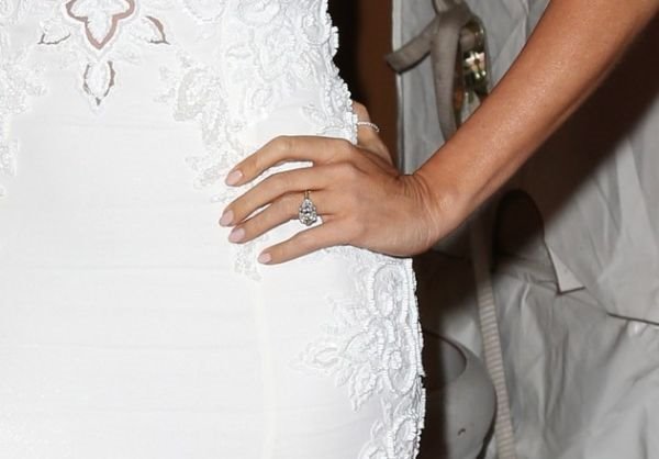 Modni trenutak: Sofija Vergara (41) u zanosnoj beloj čipkanoj haljini s potpisom "Zuheir Murad"