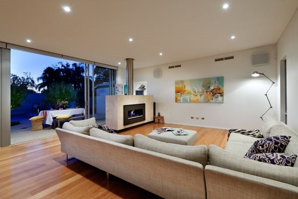 Neutralna paleta boja u savremenom porodičnom domu