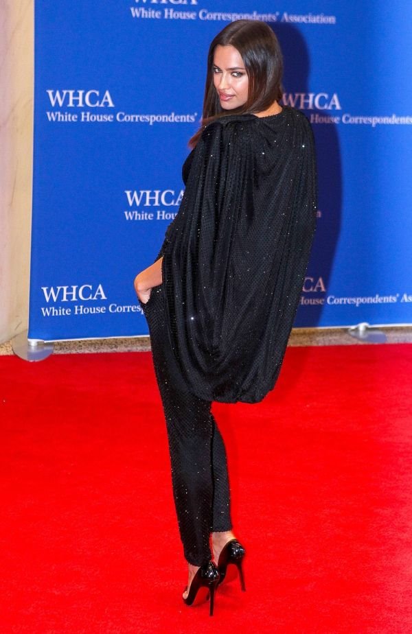 Modni trenutak: Irina Šajk u ženstvenom Versaće odelu