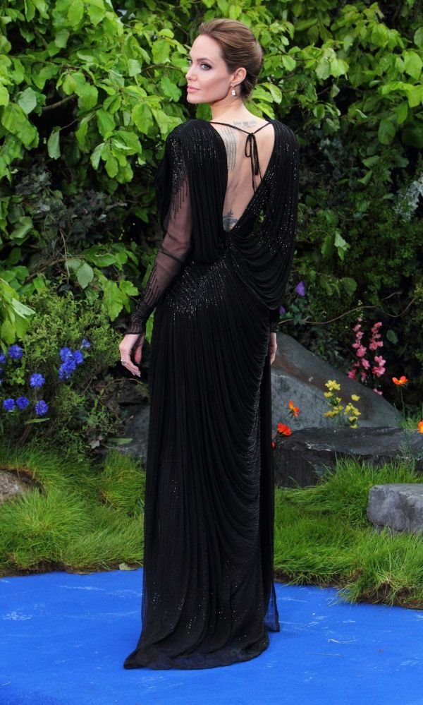 Modni trenutak: Anđelina Džoli u crnoj haljini Atelje Versaće