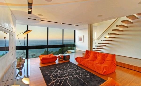 Vila u steni: elegancija i komfor na obali mora