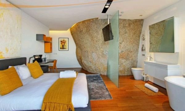 Vila u steni: elegancija i komfor na obali mora