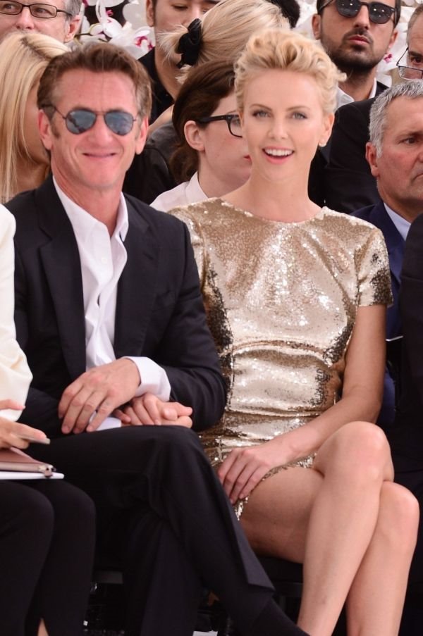 Modni trenutak: jednostavan zlatni glamur Šarliz Teron