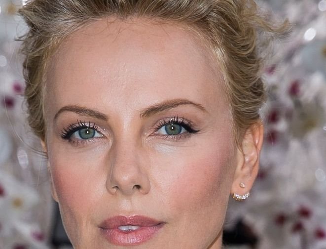 Modni trenutak: jednostavan zlatni glamur Šarliz Teron