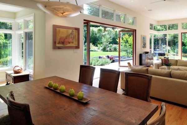 Porodična kuća sa udobnim proširenjem u baštenskoj dnevnoj sobi